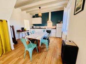a kitchen and dining room with a table and chairs at Maison rénovée 75m², 6 pers, proche plage et centre, jardin, terrasse, parking, WIFI - FR-1-478-186 in Quiberon +6 photos