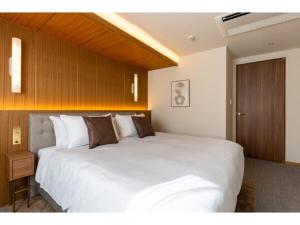 uma grande cama branca num quarto de hotel em The OneFive Terrace Fukuoka - Vacation STAY 33419v em Fukuoka