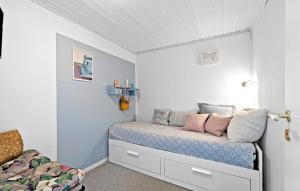 een kleine slaapkamer met een bed in een kamer bij 3 Bedroom Cozy Home In Juelsminde in Sønderby