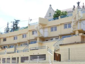 un bâtiment avec des escaliers sur son côté dans l'établissement Appartement Amélie-les-Bains-Palalda, 3 pièces, 4 personnes - FR-1-659-28, à Amélie-les-Bains-Palalda