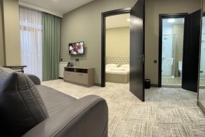 een slaapkamer met een bed en een grote spiegel bij Caspian VF Hotel in Batoemi