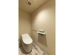een badkamer met een wit toilet in een kamer bij The OneFive Terrace Fukuoka - Vacation STAY 33431v in Fukuoka