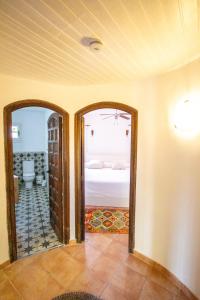 1 dormitorio con 2 espejos y 1 cama en una habitación en Catalunya Casas Incredible & Unique Costa Dorada Abode!, en Creixell