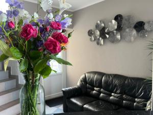um vaso de flores numa mesa numa sala de estar em Готель «У Батька» em Truskavets