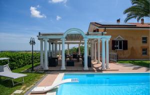 Πισίνα στο ή κοντά στο Awesome Home In Castel Colonna Di Mont +35 φωτογραφίες