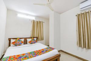 una camera con letto e finestra di FabExpress Korner Inn a Visakhapatnam