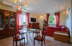 Μια τηλεόραση ή/και κέντρο ψυχαγωγίας στο Awesome Home In Castel Colonna Di Mont