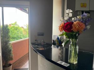 um vaso de flores num balcão numa cozinha em Готель «У Батька» em Truskavets