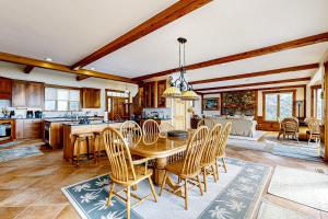 eine Küche und ein Wohnzimmer mit einem Holztisch und Stühlen in der Unterkunft Cape Springs Cottage in Chatham