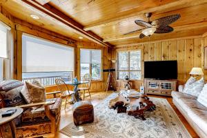 ein Wohnzimmer mit Sofa und Fernseher in der Unterkunft Cape Springs Cottage in Chatham