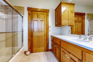 eine Küche mit einem Waschbecken, einer Dusche und einer Tür in der Unterkunft Cape Springs Cottage in Chatham + 19 Fotos