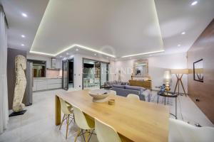 une salle à manger et un salon avec une table et des chaises dans l'établissement Villa 4 chambres, moderne, piscine, à Grand Baie proche des plages, à Grand Baie