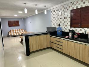cocina con encimera y sofá en una habitación en SEU LAR, en Campina Grande