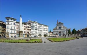 une place de la ville avec un monument et un bâtiment dans l'établissement Appartamento Belle Donne, à Florence