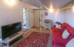 Il comprend un salon doté d'un canapé rouge et d'une télévision à écran plat. dans l'établissement Appartamento Belle Donne, à Florence