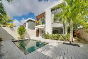 une maison avec une piscine devant dans l'établissement Villa 4 chambres, moderne, piscine, à Grand Baie proche des plages, à Grand Baie