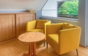 un soggiorno con due sedie e un tavolo di Cozy Home In Oberaula Ot Hausen a Hausen