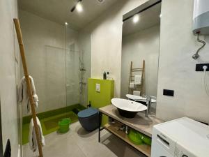 葛倫的住宿－Residence La Pineta，一间带水槽和镜子的浴室