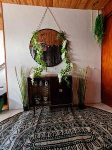 Pokój z lustrem i stołem z roślinami w obiekcie La Rosée - Studio Campagne à 50m des Thermes - Vue jardin, Wifi, Netflix, Smart TV w mieście Bourbonne-les-Bains