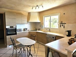 Kuchyň nebo kuchyňský kout v ubytování Sari- Vue mer- climatisation