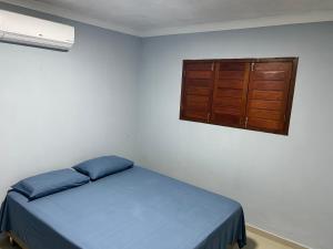 Un dormitorio con una cama y un armario en la pared. en SEU LAR, en Campina Grande