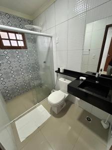 Un baño con inodoro, ducha y lavabo. en SEU LAR, en Campina Grande 8 fotos más