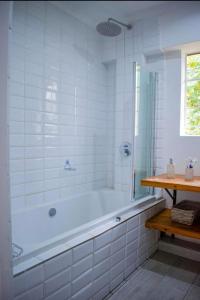 Ένα μπάνιο στο 2 Bedroom Apartment with Modern Finishes Hill Tud Stays