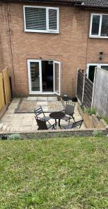 een patio met 2 stoelen en een tafel voor een huis bij Rotherham,Meadowhall,Magna,Utilita Arena,with WIFi and Driveway in Kimberworth