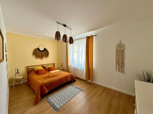 une chambre avec un lit et une grande fenêtre dans l'établissement Apartament pod Czerwonym Pagajem Gdynia, à Gdynia