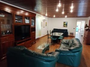 salon z 2 skórzanymi kanapami i stołem w obiekcie Casa di Lu’ w mieście Floridia