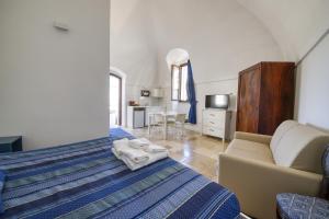 salon z łóżkiem i kanapą w obiekcie Il Melograno Apartments - Affitti Brevi Italia w mieście Gravina in Puglia