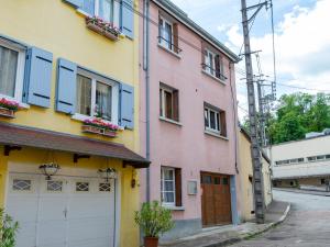 a pink and yellow building on a street at La Rosée - Studio Campagne à 50m des Thermes - Vue jardin, Wifi, Smart TV in Bourbonne-les-Bains