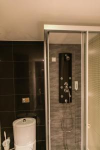 Koupelna v ubytování Cosmos Hotel