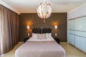 Postel nebo postele na pokoji v ubytování Cosmos Hotel + 12 fotografií