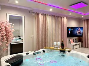 Μια τηλεόραση ή/και κέντρο ψυχαγωγίας στο GALAXY SPA - Suite Venus Jacuzzi et Sauna Privatif