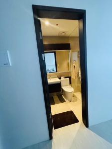 un bagno con un water e un lavandino di Condo with Private Beach at Tambuli Beach Resort near Airport in Cebu a Lapu Lapu City
