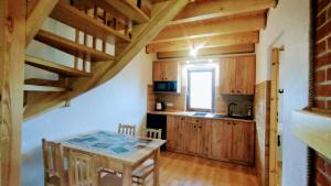 Kuchyňa alebo kuchynka v ubytovaní Bieszczadzki Krakowiak 575-894-584 lub 535-595-732