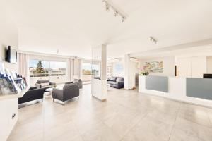 un soggiorno con divani e sedie di Apartamentos Vista Club a Santa Ponsa