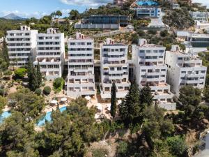 una vista aérea de los edificios de una ciudad en Apartamentos Vista Club en Santa Ponsa