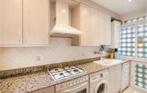 Kuchyň nebo kuchyňský kout v ubytování Cozy Apartment In Sant Feliu De Guíxols