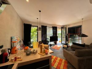 葛倫的住宿－Residence La Pineta，客厅配有沙发和桌子