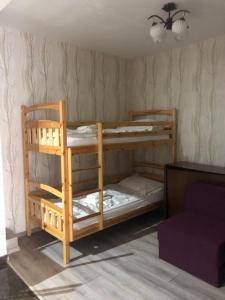 Apartmánový Wellness Garni Hotel Relax tesisinde bir ranza yatağı veya ranza yatakları