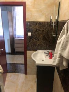 Apartmánový Wellness Garni Hotel Relax tesisinde bir banyo