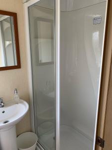 Ett badrum på 29 Morningside at Southview in Skegness - Park Dean resorts
