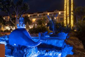 una fuente de elefantes frente a un hotel por la noche en Hotel El Duque en Adeje