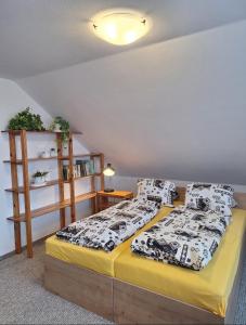 Letto o letti in una camera di Chalupa U Vršitých