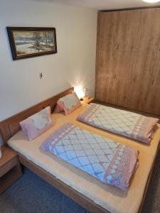 Letto o letti in una camera di Chalupa U Vršitých