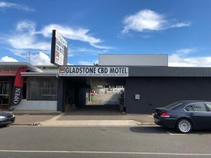 a car parked in front of a car dealership at Gladstone CBD Motel in Gladstone