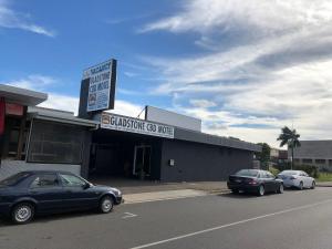 two cars parked in front of a car dealership at Gladstone CBD Motel in Gladstone