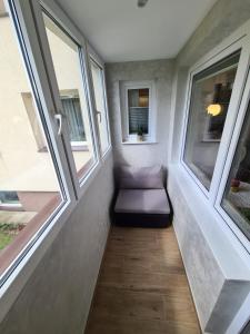 a small room with two windows and a bench at OffWysowa in Wysowa-Zdrój +1 photo
